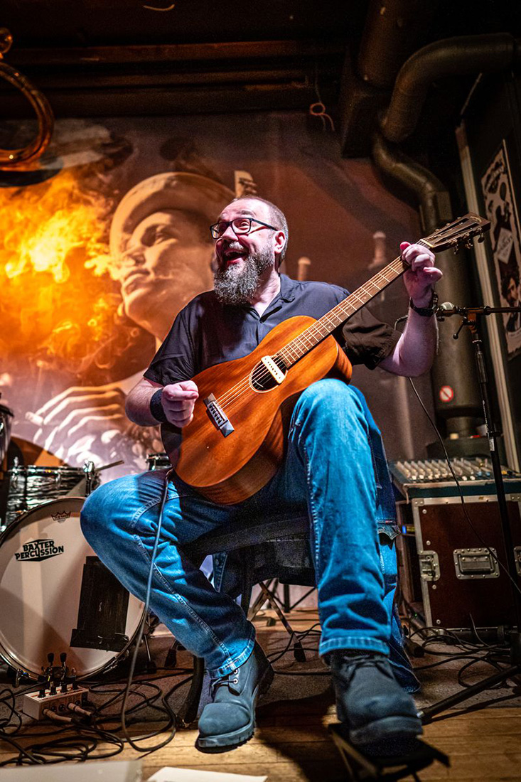 Der akustische Slide-Gitarrist Andres Roots in Berlin